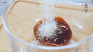 合上蓋子，啟動(dòng)電源煮飯。期間混合好調(diào)味汁。