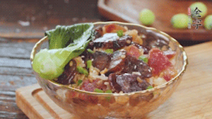 期間用開(kāi)水燙熟青菜，煎好荷包蛋~ （懶人可忽略此步）