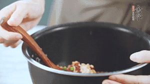 揭開(kāi)鍋蓋，放上青菜，荷包蛋，就可以吃了。