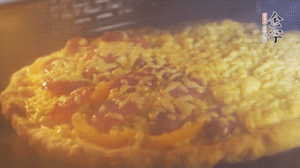 準(zhǔn)備好披薩餅皮，烤盤刷油后入烤箱預(yù)熱10分鐘，放上面餅后180度烤10分鐘。（現(xiàn)成買的披薩皮，就忽略此步驟）