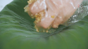 將食材混合好鋪到新鮮荷葉上。（可以加點(diǎn)水）