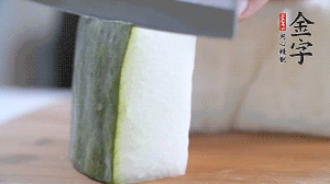 冬瓜去瓤去皮，切小塊。