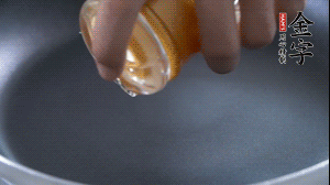 植物油入鍋，翻炒冬瓜。