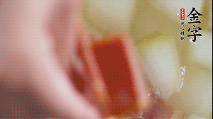 當冬瓜略透明時，加火腿加水，大火燉開后，再煮15分鐘。