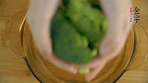 西蘭花洗凈，切成小塊汆燙，切碎。