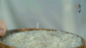 大米、糯米混合上電飯鍋蒸熟。