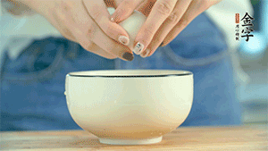 雞蛋液打散，可以加點(diǎn)鹽和黃酒，邊煎邊用筷子攪拌。