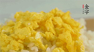 將雞蛋碎、西蘭花碎和放涼的米飯混合，用少許鹽、橄欖油調(diào)味。