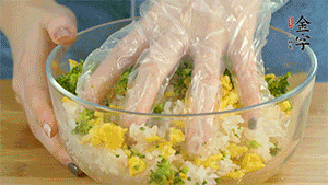 將飯團(tuán)用手搓捏成圓球狀。