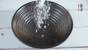 面粉加適量清水，攪拌成糊狀。