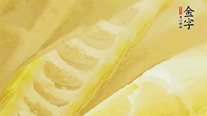 春筍洗凈，去殼去老根后焯水，切粒備用。