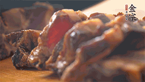 金字醬肉切成小丁。