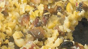 熱油起鍋，下醬肉丁炒香，再加入筍丁、適量水淀粉勾芡翻炒均勻。