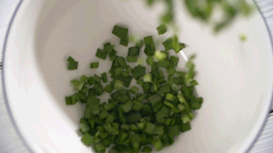 韭菜洗凈，切粒。