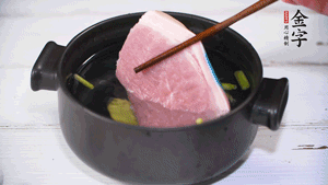整塊豬肉，加蔥、姜片、料酒焯水。