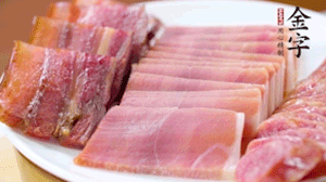 擺盤后鋪上老豆腐，淋點(diǎn)料酒，灑點(diǎn)白糖上鍋蒸20分鐘。