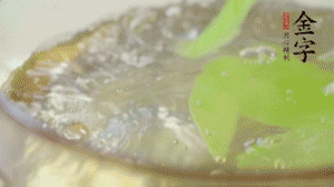 萵筍去皮切片，加鹽焯水。