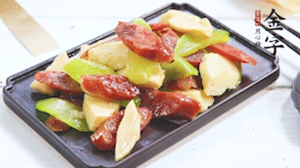 熱油下鍋，依次下金字香腸、萵筍、冬筍，均勻翻炒。