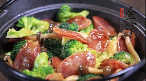 出鍋前加少許鹽、水淀粉即可。