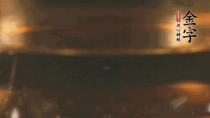 冷水下鍋，加入牛仔骨、姜片焯水備用。