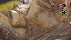 鍋中加熱適量油，加入姜和牛仔骨炒至外表呈金棕色。