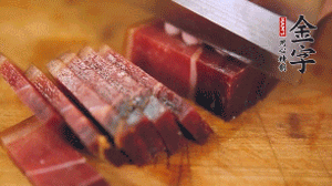 金字火腿溫水浸泡30分鐘，切成小塊。