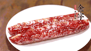 金字香腸斜切成片。