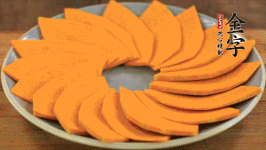 秋葵、南瓜交叉擺在盤中，然后香腸片置于上面，擺成花環(huán)狀。