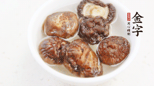 鍋加熱至7成，放蘿卜絲煸炒，加3粒冰糖翻炒至透明，盛出備用。