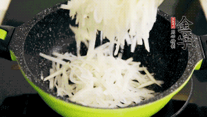 鍋加油至5成熱，放香腸粒、臘肉粒翻炒，等脂肪變透明后，加香菇、瑤柱、蝦米，放適量冰糖、胡椒粉、鹽炒至香味溢出。