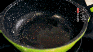 盆中放入炒好的蘿卜絲、香腸等食材，加粘米粉、澄粉，一邊倒香菇水，一遍攪拌成稀糊狀。（加入少量的澄粉可以讓蘿卜糕質(zhì)地柔軟又充滿彈性，而且還可以增加成品的透明感。 ）