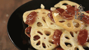 出鍋前加少許鹽調(diào)味，撒上蔥花即可。