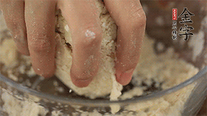 揉勻成光滑的面團(tuán)后，醒發(fā)半小時。