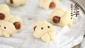 上鍋大火蒸20分鐘后，關(guān)火燜5分鐘就可以了。