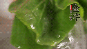 小青菜從根部掰開，分別洗凈。