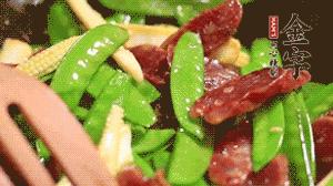 出鍋前加少許鹽調(diào)味就可以啦！