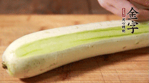 絲瓜去皮，切成1cm厚的小圈。