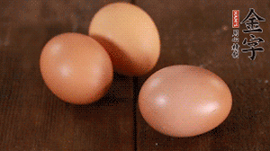 雞蛋加鹽打散1分鐘。