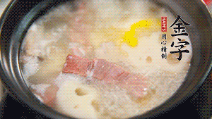 出鍋前加適量鹽調(diào)味，撒香菜點(diǎn)綴就可以啦。