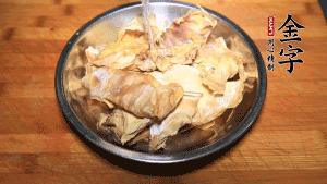 筍干冷水泡發(fā)至軟，切成小段，生姜切成片備用。