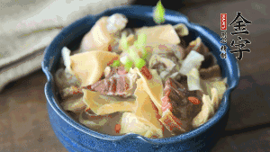 加翠綠的蔥花點(diǎn)綴一下就可以啦。