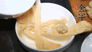 竹蓀淡鹽水泡發(fā)后，剪去菌蓋頭（封閉的一端），切成小段。生姜切片，蔥切段備用。