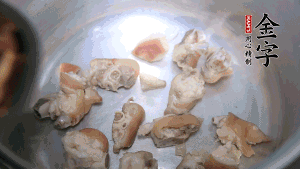 煎至兩面略金黃時(shí)，加適量熱水燉至奶白。