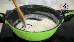 【月餅餡】3．把面粉放入干凈的炒鍋，小火加熱不斷翻炒，至呈微黃色熟透。在腌漬好的火腿丁中加熟面粉，拌勻后，加黃油拌勻揉搓成12個(gè)小球，放冰箱冷藏備用。