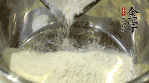 【油皮】1．將油皮材料放入料盆中，緩緩加100ml水，攪拌成雪花片狀。在案板上反復(fù)揉搓成有一定筋度的光潔面團(tuán)，搓成12個(gè)團(tuán)子。