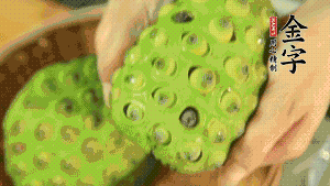 從蓮蓬中取出新鮮蓮子，剝?nèi)ネ鈿ず?，再小心剝?nèi)グ咨∧ぁ＃▌兊舭咨∧さ纳徸涌诟猩蠒?，入口更顯清甜）