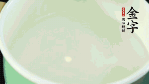 鍋中盛涼水，放入汆燙好的鴿子、火腿片、生姜片。