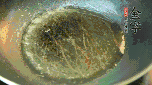 熱油起鍋，依次放入胡蘿卜粒、青椒粒、洋蔥粒煸炒均勻。