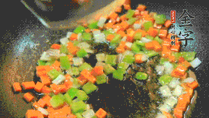 以耗油、料酒調(diào)味，加適量清水燜煮。