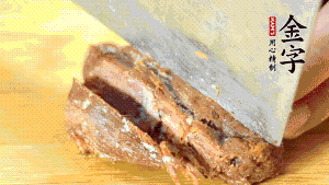 金字鹵牛肉切成小塊備用。